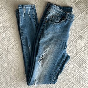 💥💥Between Us Sz 9 Distressed Skinny Jeans